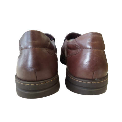 Zapato Pitillos 109 marrón con elásticos laterales.