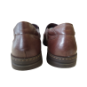 Zapato Pitillos 109 marrón con elásticos laterales.