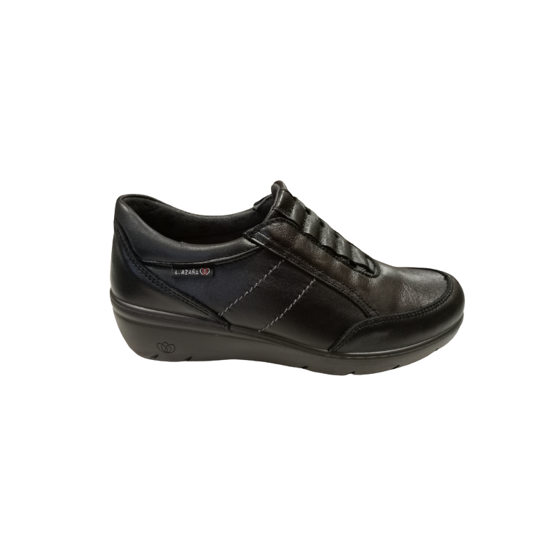 Zapato de cuña Laura Azaña 26803 negro con elásticos.