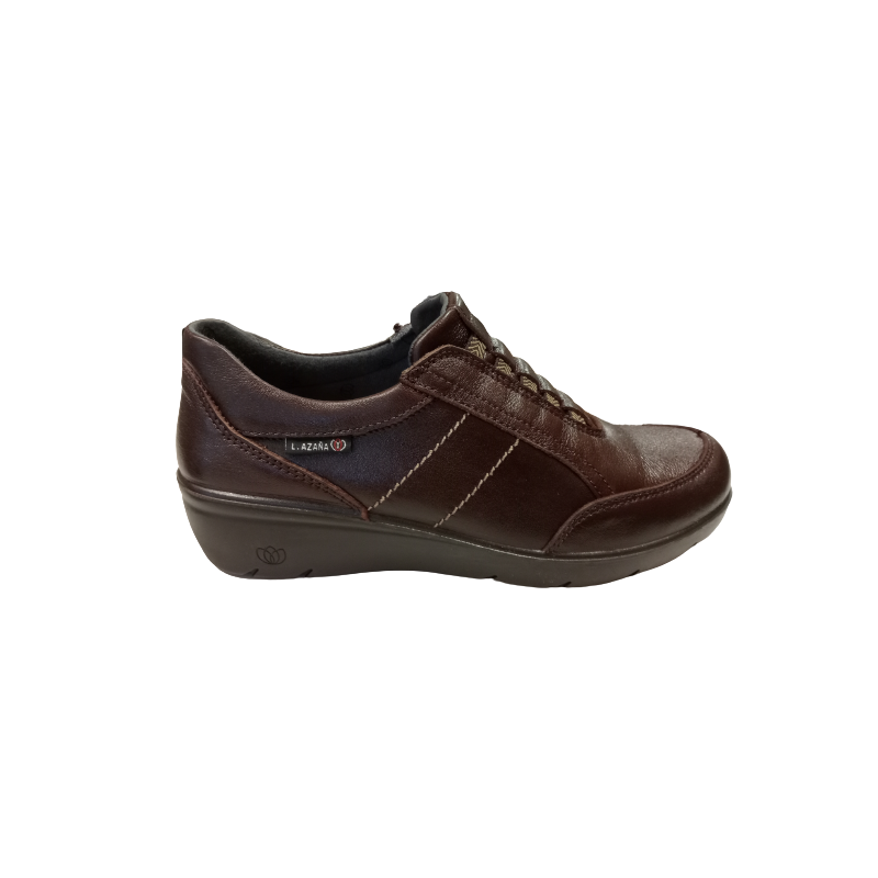 Zapato de cuña Laura Azaña 26803 marrón con elásticos.