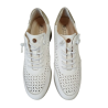 Zapato deportivo Pitillos 5664 blanco con cordones elásticos y plataforma.