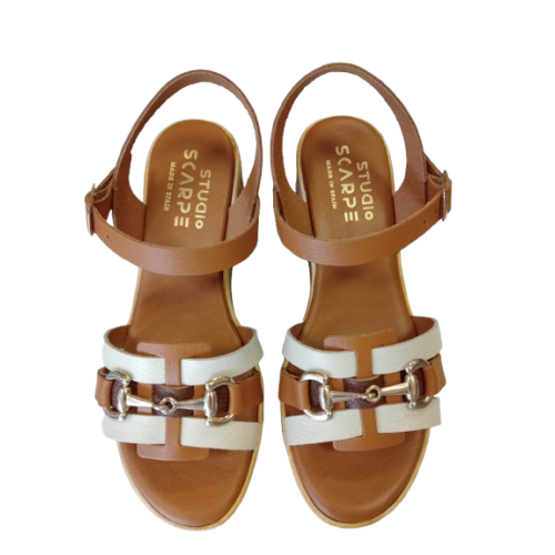 Sandalia de cuña Studio Scarpe SF-149752 con hebilla.