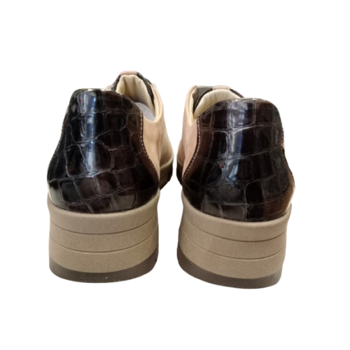 Zapato de cuña Suave 3955 beig con cordones elásticos.