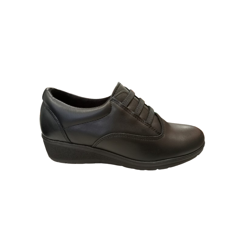 Zapato de cuña Leyland 1003 negro con cordones elásticos.