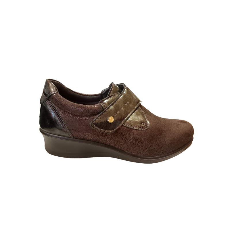 Zapato de cuña Laura Azaña LA21847FA-9 marrón de velcro.