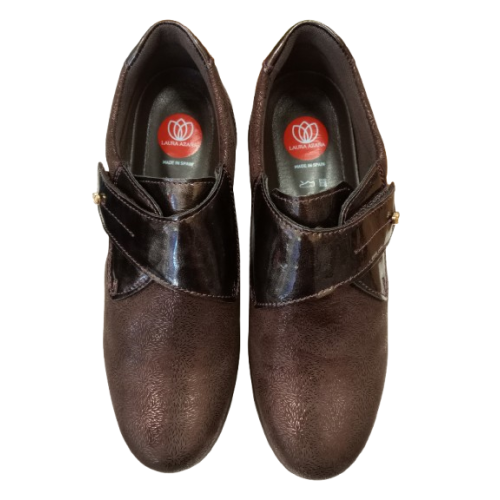 Zapato de cuña Laura Azaña LA21847FA-9 marrón de velcro.