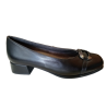 Zapato de tacón Pitillos 10815 negro con adorno metálico.