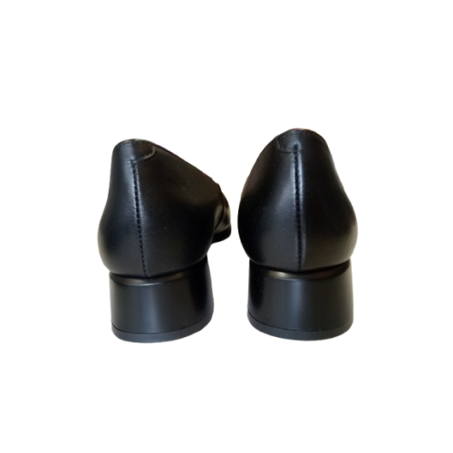 Zapato de tacón Pitillos 10815 negro con adorno metálico.