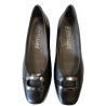 Zapato de tacón Pitillos 10815 negro con adorno metálico.