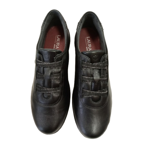 Zapato de cuña Laura Azaña LA26826 negro con cordones elásticos.