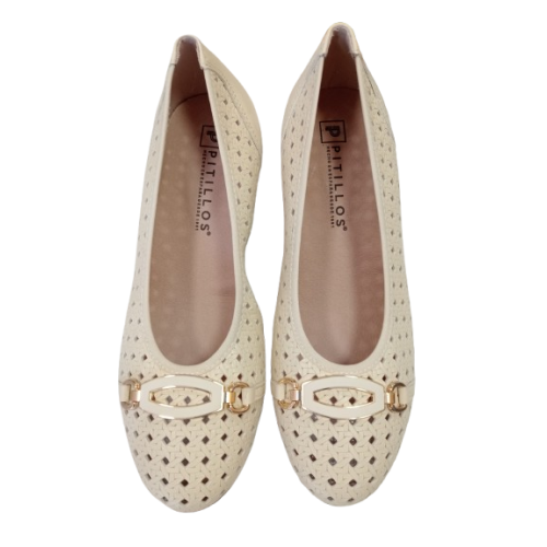 Zapato de tacón Pitillos 11123 con picados y adorno.