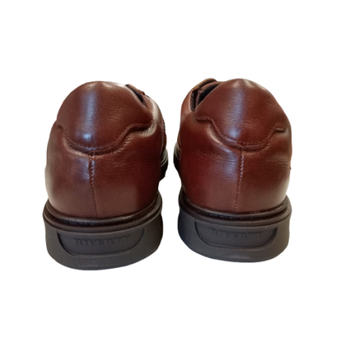 Zapato Riverty 620 coñac con cordones elásticos.