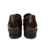 Zapato de cuña Pitillos 11541 marrón con adorno.