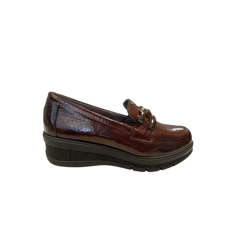 Zapato de cuña Pitillos 11541 marrón con adorno.