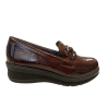 Zapato de cuña Pitillos 11541 marrón con adorno.