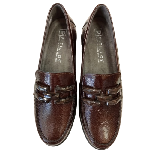 Zapato de cuña Pitillos 11541 marrón con adorno.