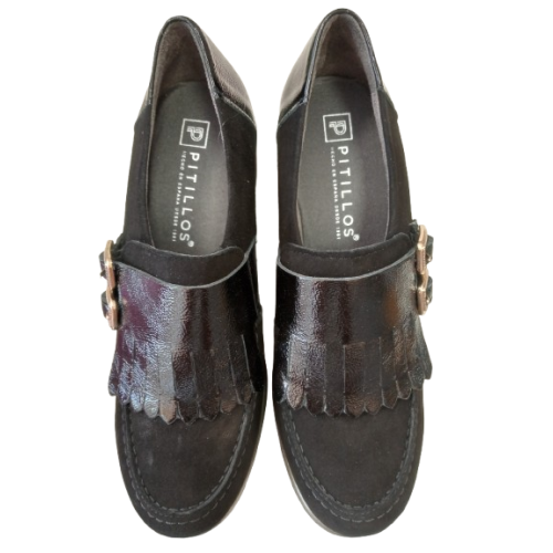Zapato de cuña Pitillos 20534 negro con flecos.