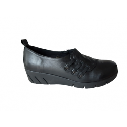 Zapato Finano negro con elásticos y plataforma.