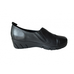 Zapato Finano negro con elásticos y plataforma.