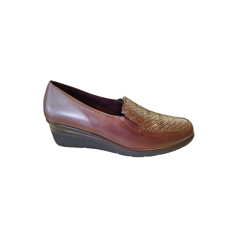 Zapato de Cuña Pitillos 1020 marrón con piel grabada.